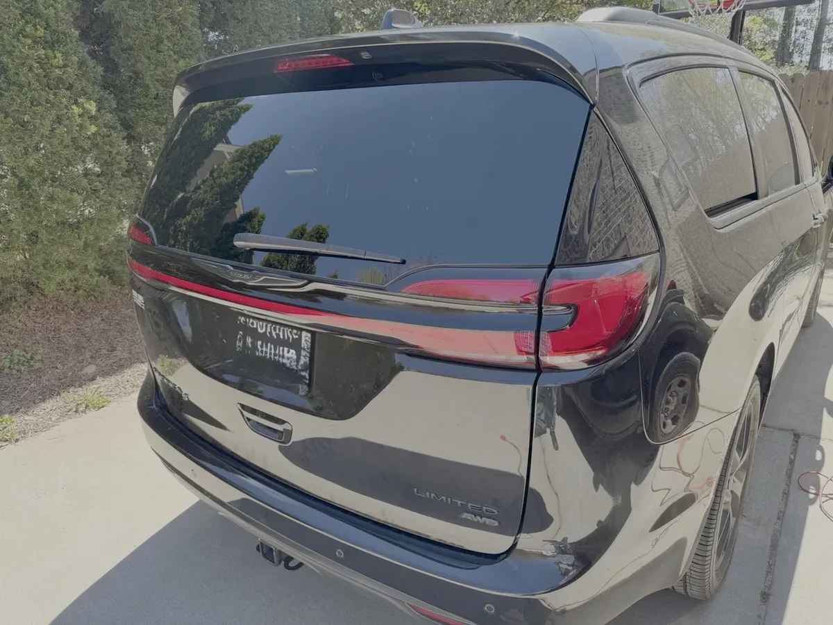 Chrysler Pacifica rear liftgate glass after replacement