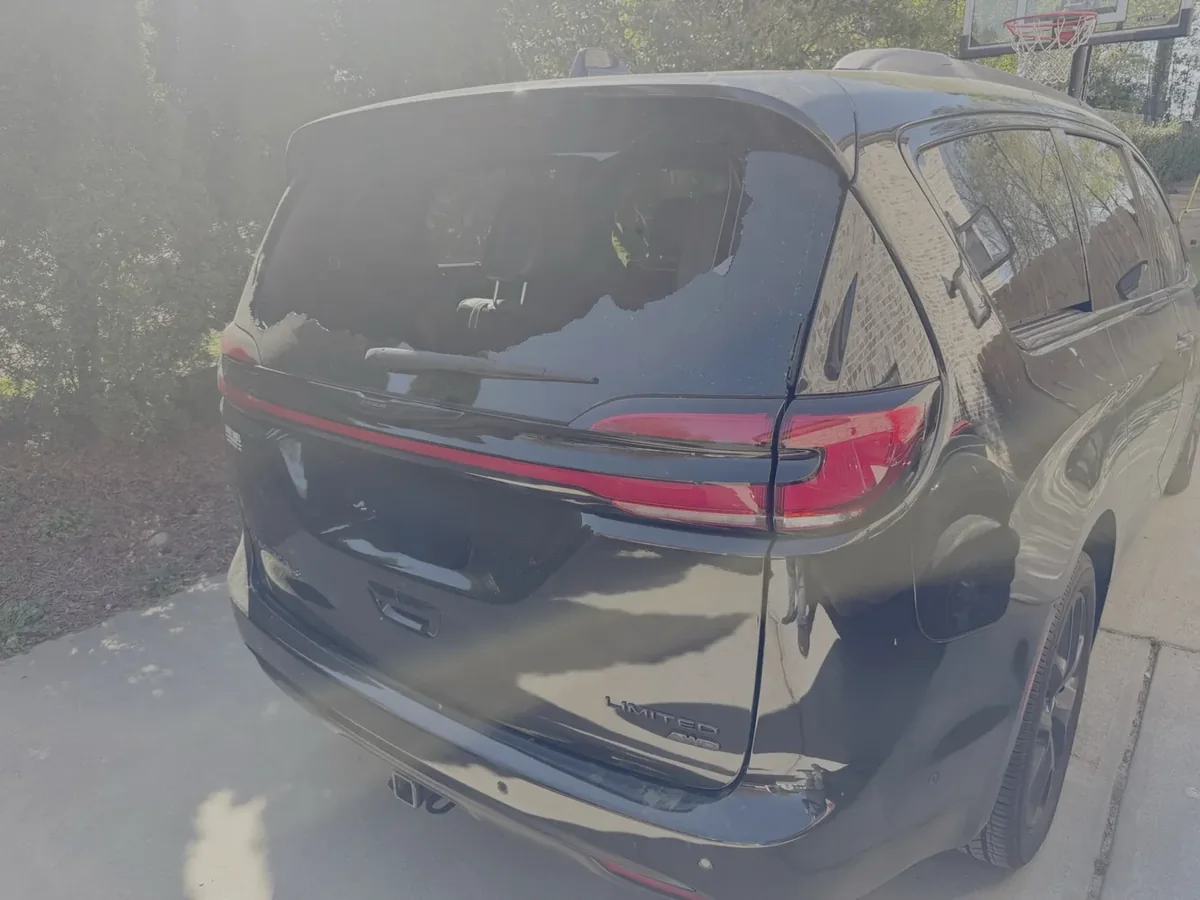 Chrysler Pacifica with broken rear liftgate glass before replacement